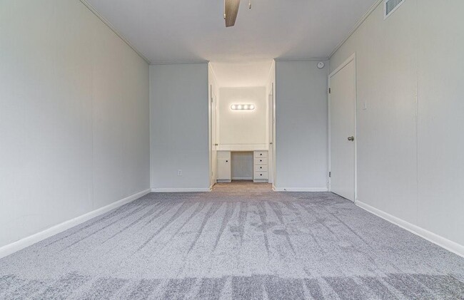 Building Photo - 5703 Gloucester Ln