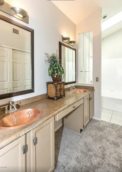 Master bathroom - 852 N Terrace Rd