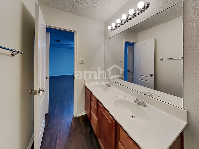 Building Photo - 33 Messenger Crk