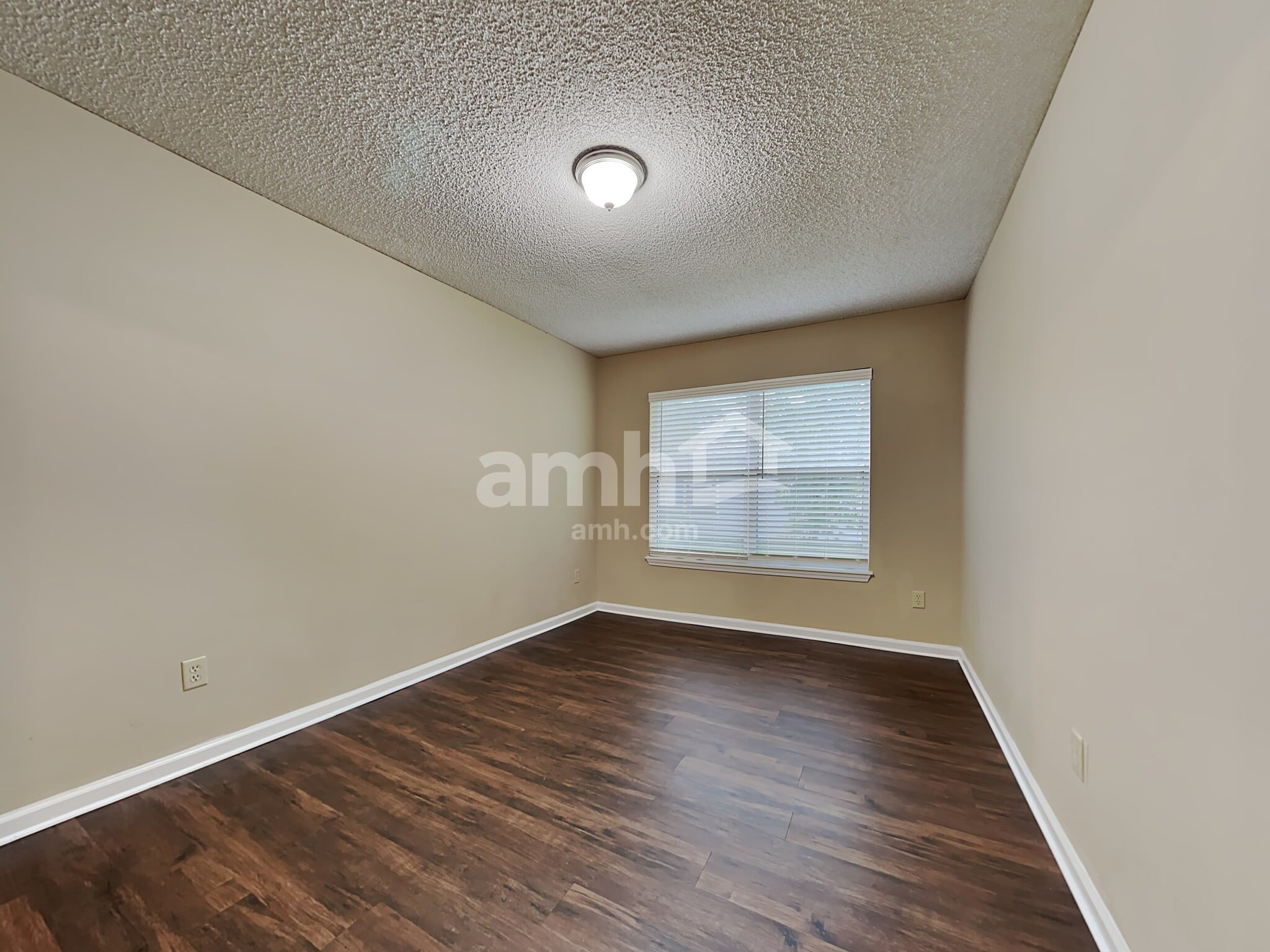 Building Photo - 1852 Willesdon Dr E