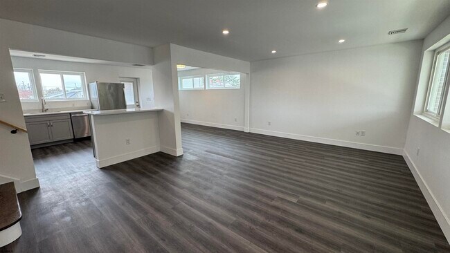 Building Photo - 566 N Elberon Ave
