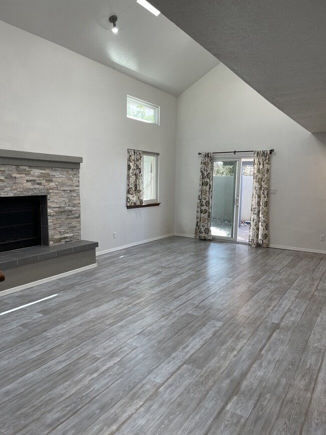Building Photo - 11504 Lawson Ct NE