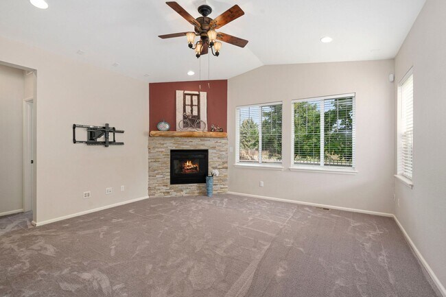 Building Photo - 3-Bed 3-Bed House