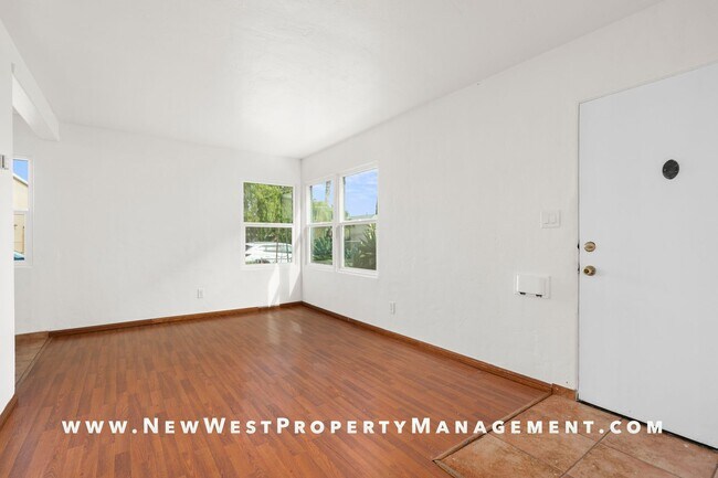 Building Photo - Recently Renovated University Heights 2 Bed 1 Bath with 2 off-street parking spaces! Pet OK!