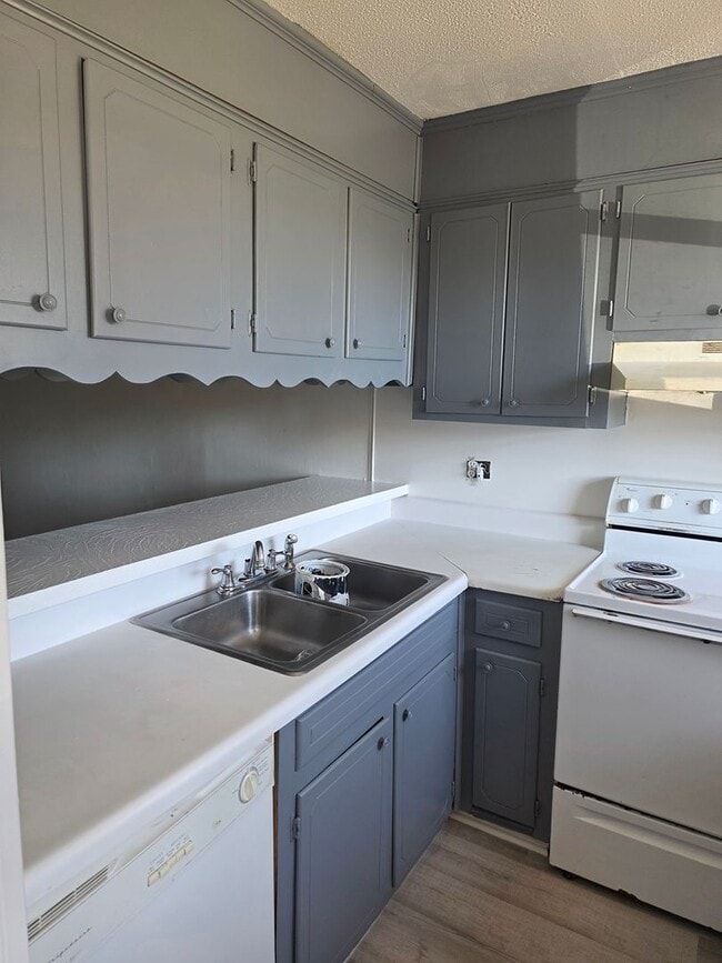 Building Photo - 2 BR j