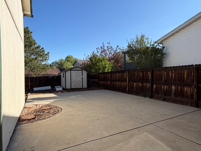 Building Photo - Spacious 4 bedroom, 3 bathroom home in the heart of Aurora is ready for immediate move in! Conven...
