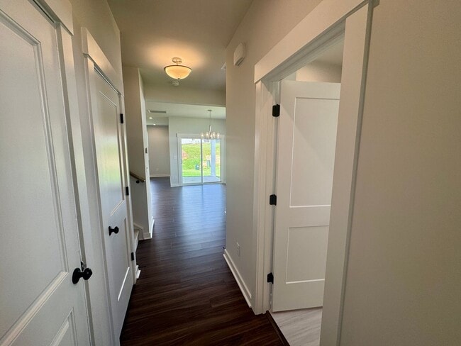 Building Photo - Beautiful 4BR/3BA Townhouse in Griffith Lakes