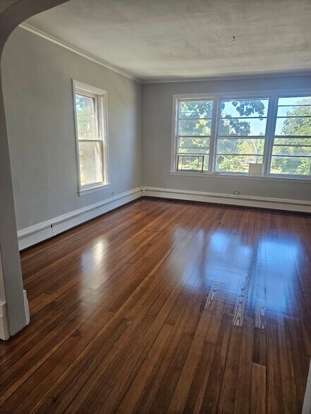 Building Photo - 6040 N Avondale Ave