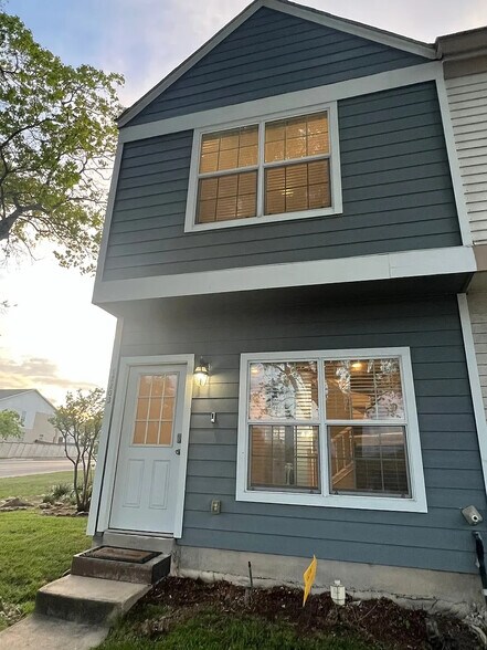 Building Photo - Room in Townhome on Magnolia Blossom St