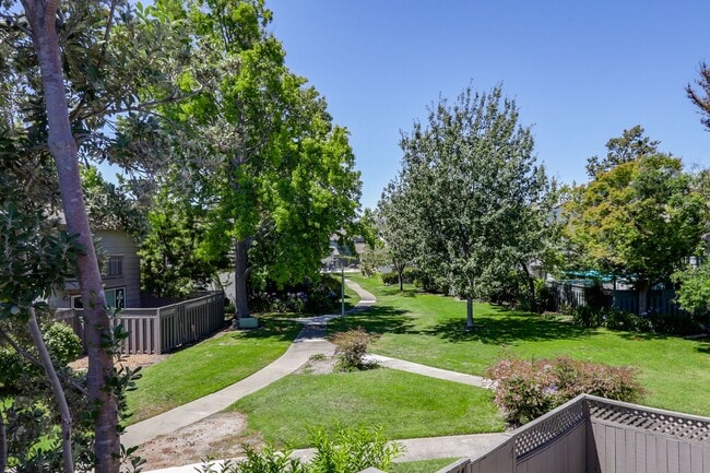 Building Photo - 3 Bed / 2.5 Bath light and spacious townho...