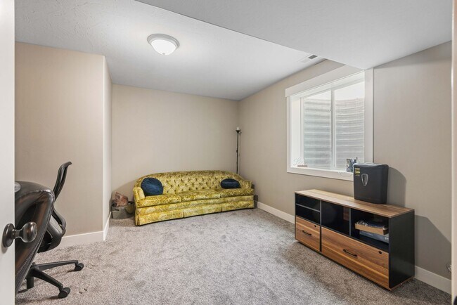 Building Photo - Partially furnished Twin home in Rigby