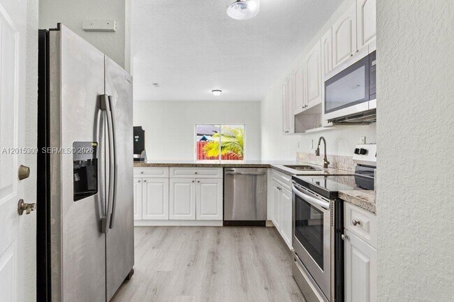Building Photo - 5090 SW 136th Ave