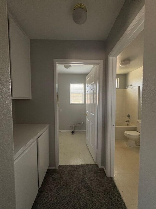 Building Photo - 4 Bedroom with NEW Carpet & Paint