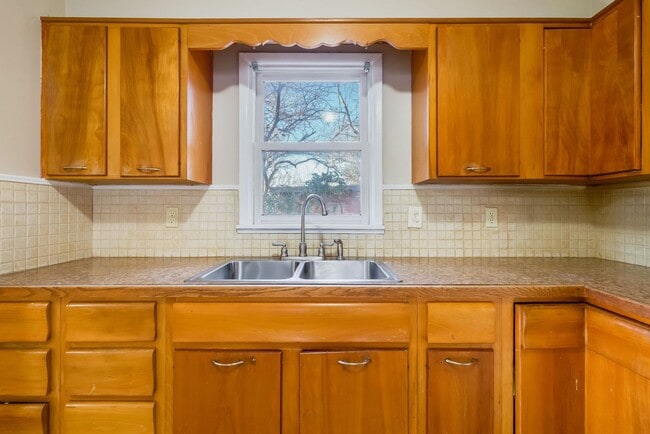 Building Photo - 2 Bed, 1 Bath Ready for Rent!