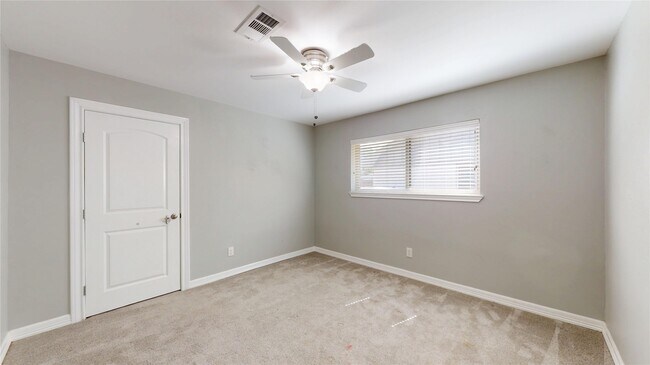 Building Photo - 5850 Braesheather Dr