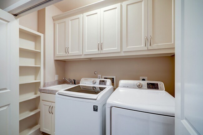 Building Photo - 5202b Rose St