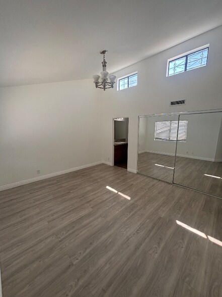 Building Photo - 14715 Saticoy St