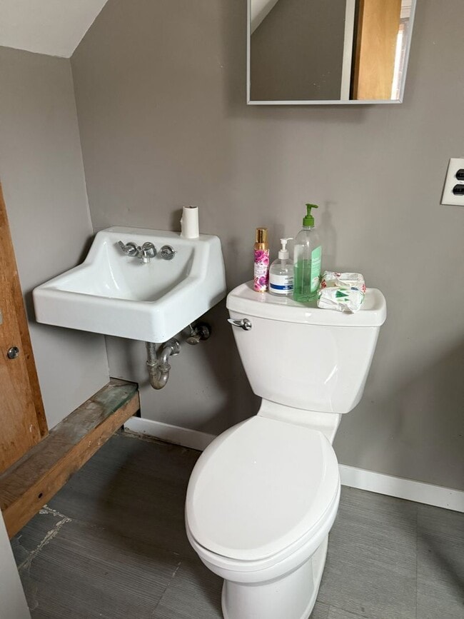 Building Photo - Lake Livin' - 3 Bed / 1.5 bath house on Lake Monona Channel