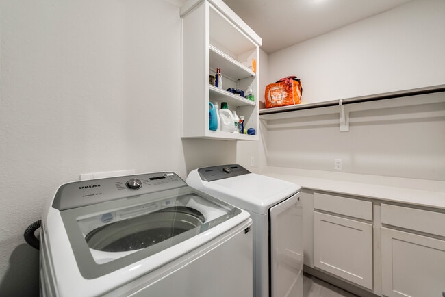 Building Photo - 243 Frio Dr