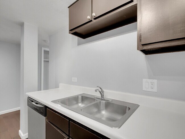 Building Photo - $1,625 - 1 Bed 1 Bath Condo Available Near...