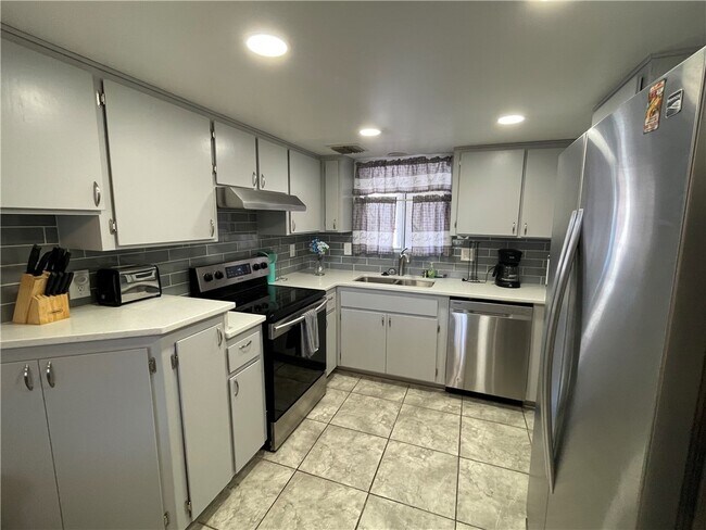 Building Photo - 2677 Country Club Dr