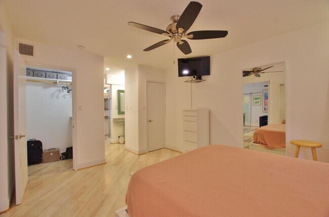 Building Photo - 2407 Arlington Blvd