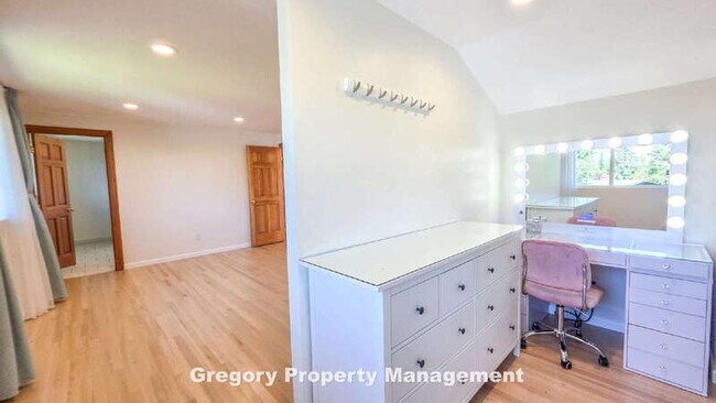 Building Photo - 11204 NE 58th Pl