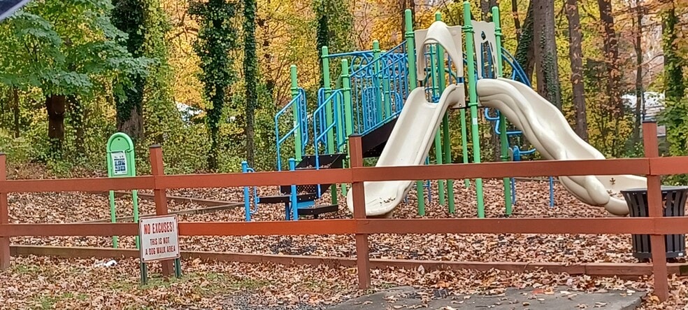 Building Photo - 2311 Pimmit Dr