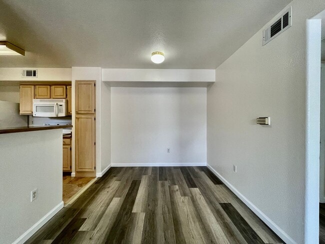 Building Photo - Upgraded Condo Available! Gated Community 1 Bedroom!