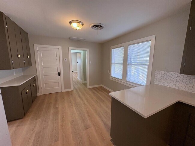 Building Photo - 4620 Bennett Ave