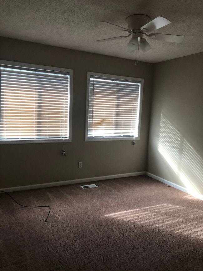 Building Photo - Rolling Acres - End Unit!  CARPET/LVP. WAS...