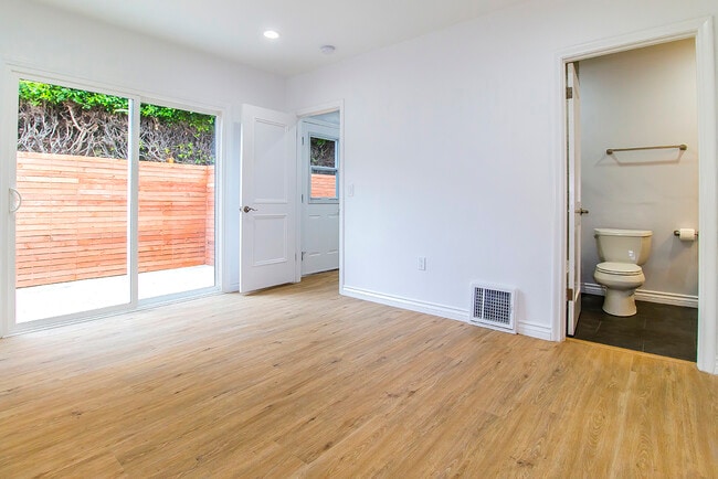 Building Photo - 621 N Bedford Dr