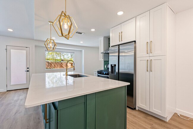 Building Photo - Beautifully Renovated East Austin Home with Large Fenced Yard