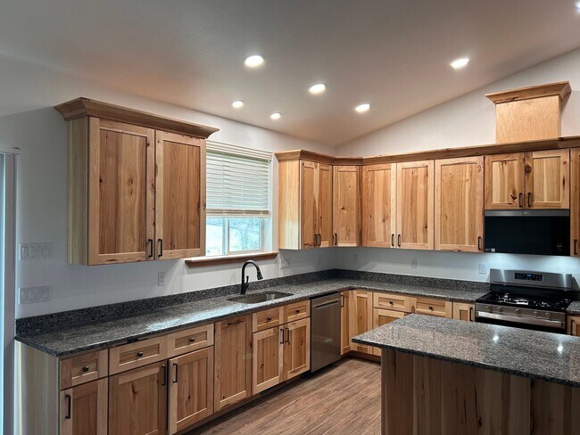 Building Photo - 3 bedroom 2 bath custom home