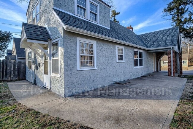 Building Photo - 2819 E 63rd St