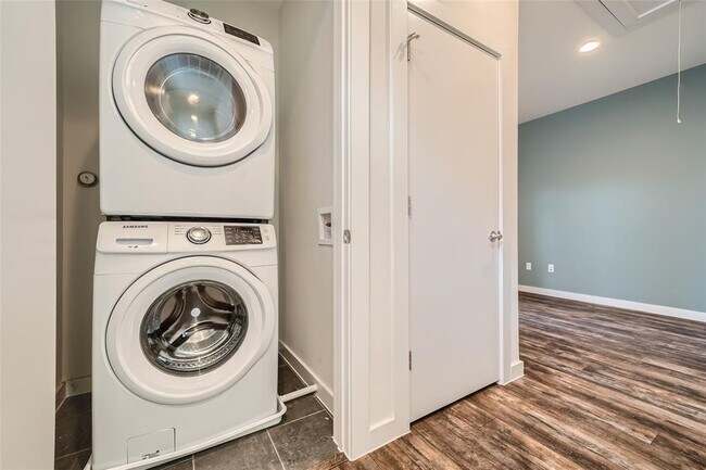 Building Photo - 801 N Bluff Dr