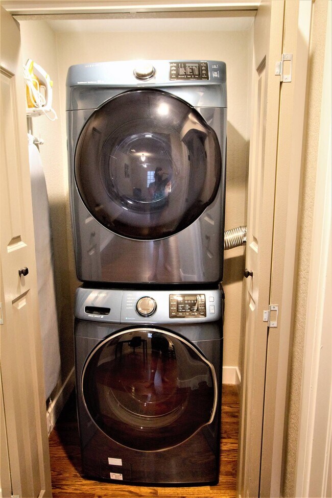 full size laundry - 2925 Newton St