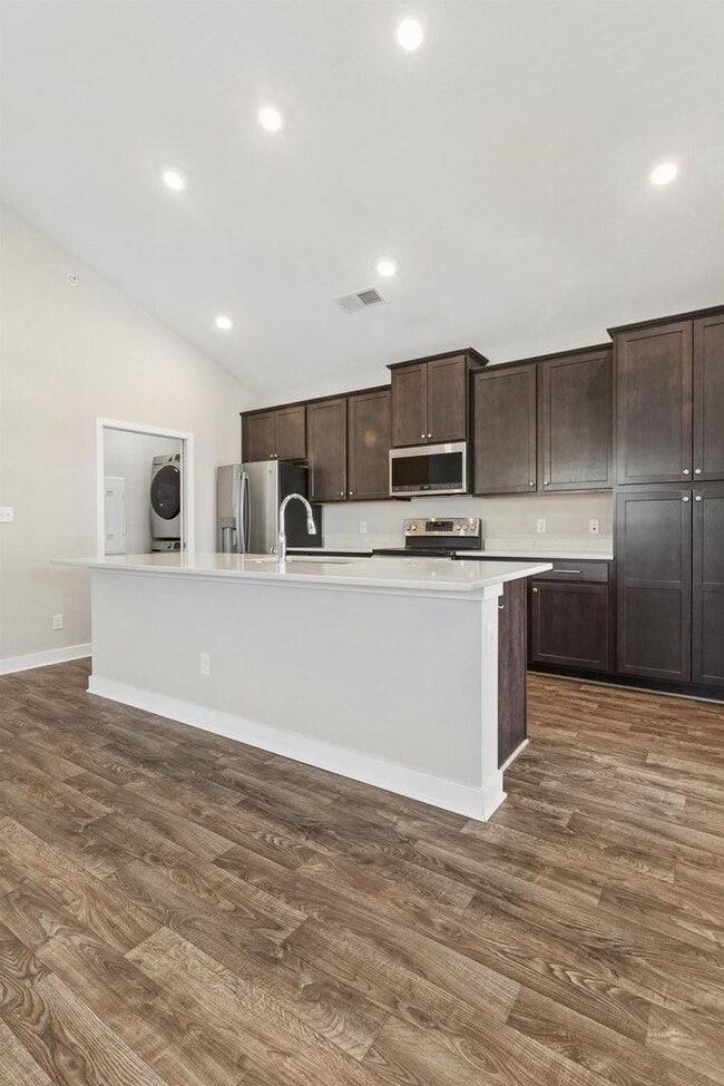Building Photo - End Unit 2BR Condo with Garage, Balcony & Open Living
