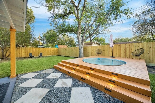 Building Photo - 1611 Ridgehaven Dr