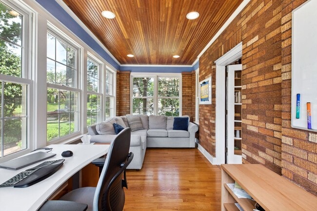 Building Photo - *Beautifully Updated & Spacious 4BD/4BA Si...