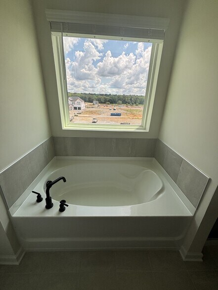 Building Photo - 607 Club View Way