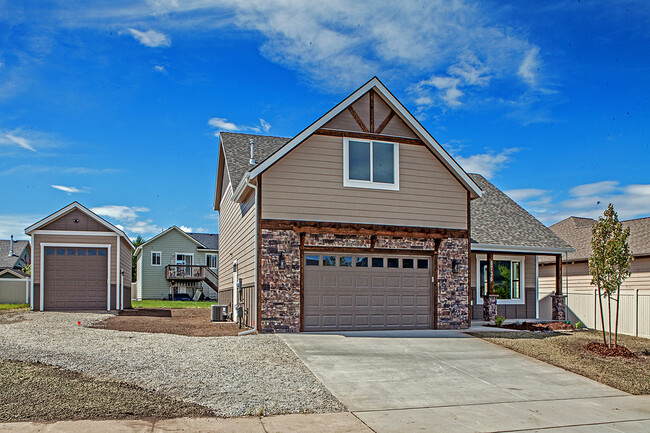 Building Photo - 4 Bedroom with Shop and View of the Mounta...
