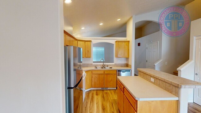 Building Photo - Two Level Cascadia Village Home- Great Flo...