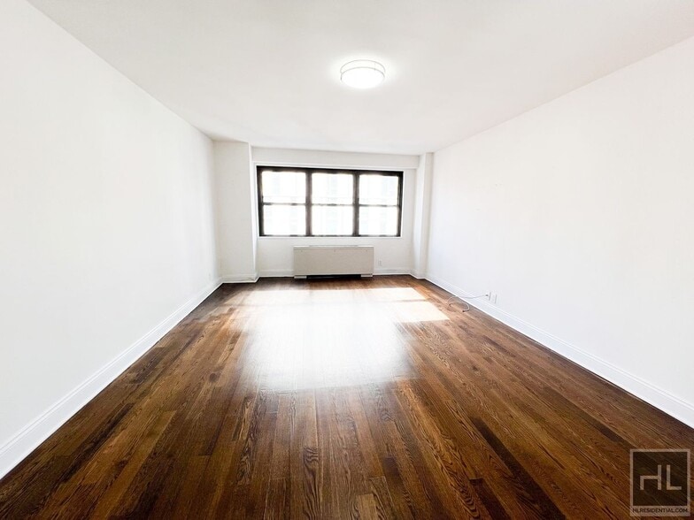 Building Photo - E 89 St