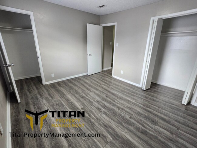 Building Photo - 2 bed/1 bath Townhouse