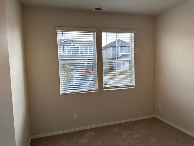 Building Photo - Newer single level 3-bedroom 2 bath house in Springfield!