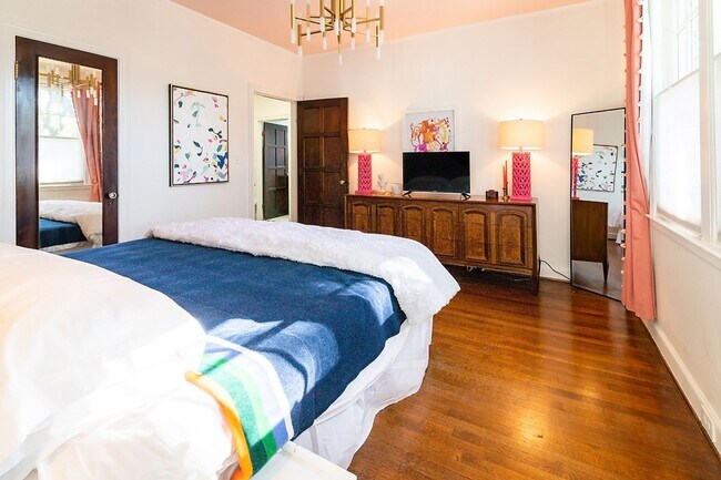 Building Photo - Bull St Bungalow