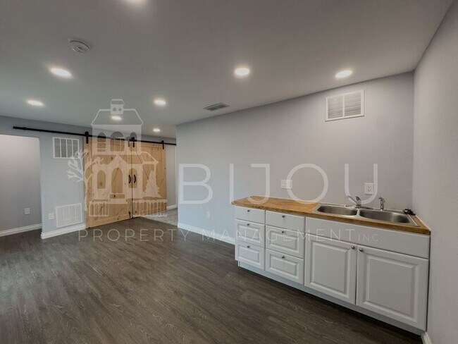 Building Photo - 1234 Chelsea Village Heights