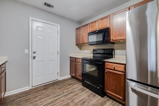 Building Photo - Charming 3BR Home/ Fenced Yard Convenient & Comfortable Living