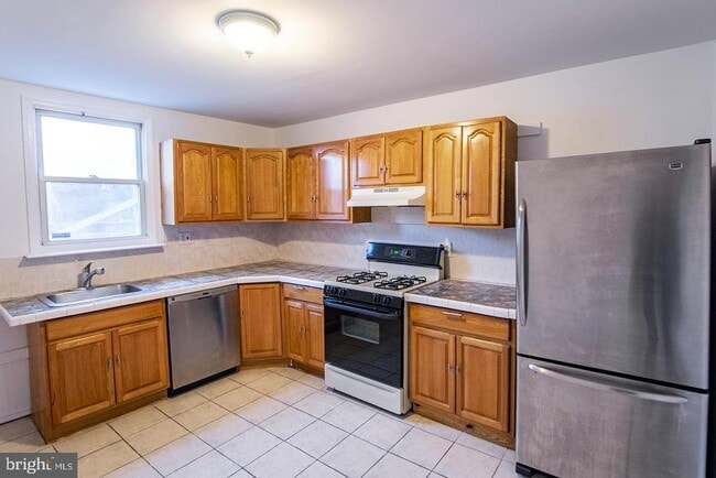 Building Photo - 2306 E Cambria St